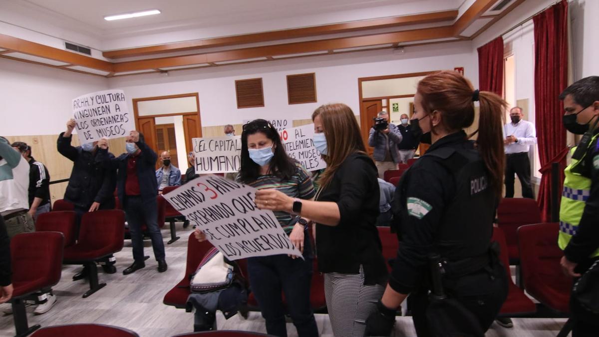 Desalojo del pleno tras las protestas de los trabajadores de los museos municipales.