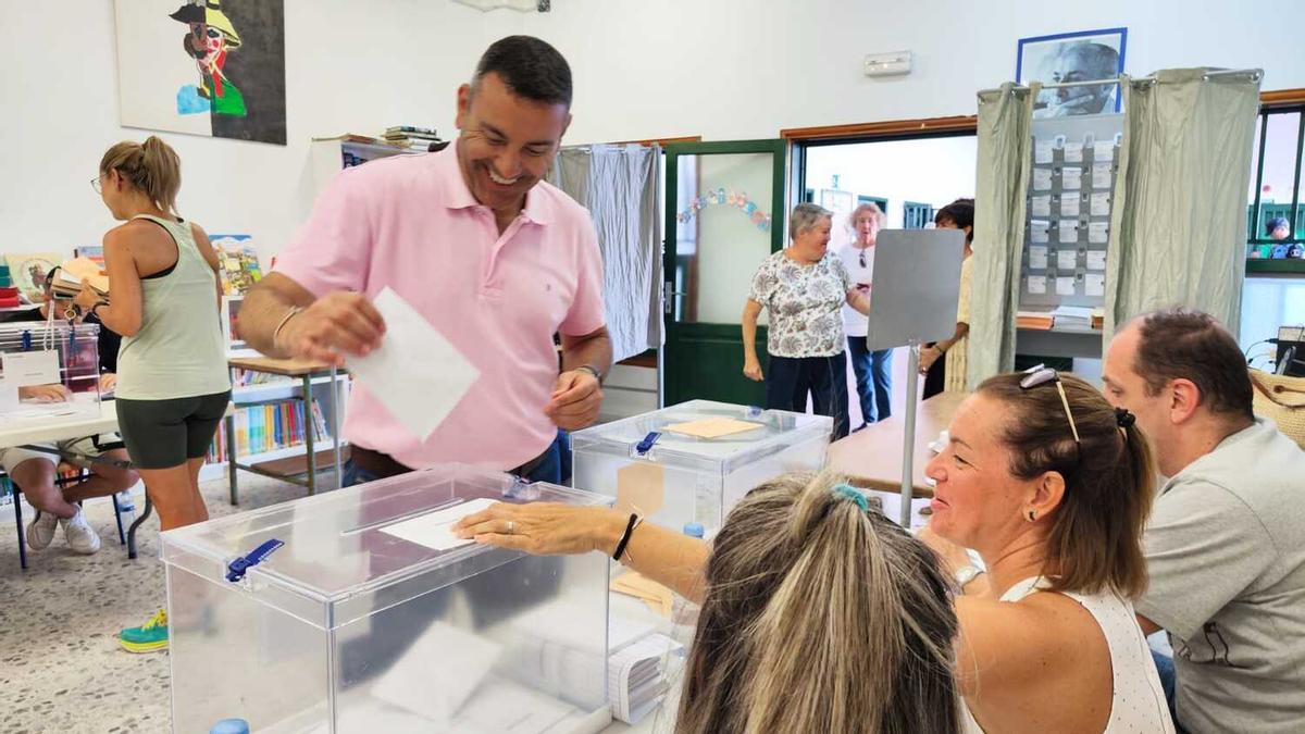 Oswaldo Betancort, presidente del Cabildo de Lanzarote, votando el 23J.