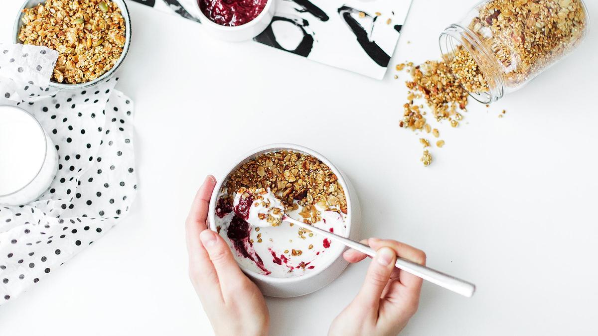 Un yogur natural con fruta o cereales integrales es una buena opción para comer entre horas y adelgazar.