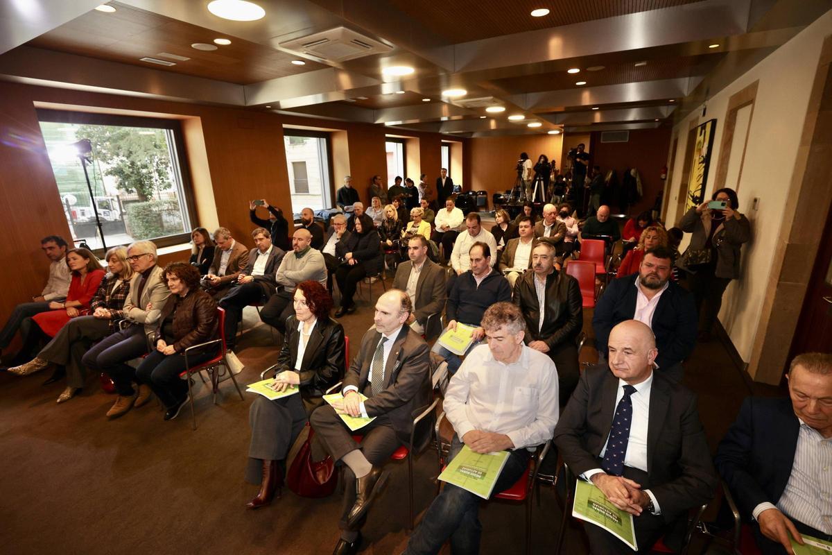 Asistentes a la firma del Pacto por el Medio Rural, en Oviedo.