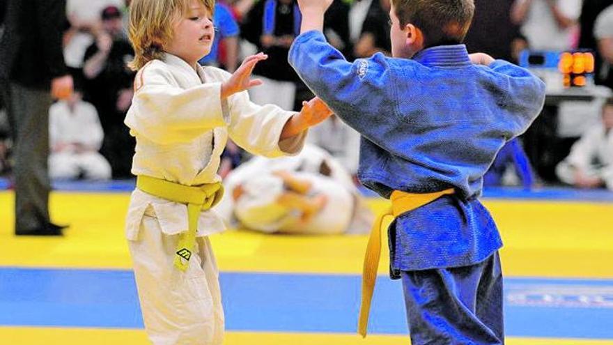 Uno de los combates en la Liga del Judo Avilés. | JUDO AVILÉS