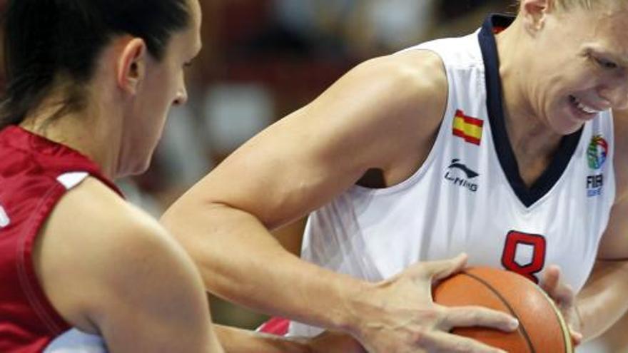 La española Lucila Pascua pelea por el control del balón con la letona Liene Jansone.