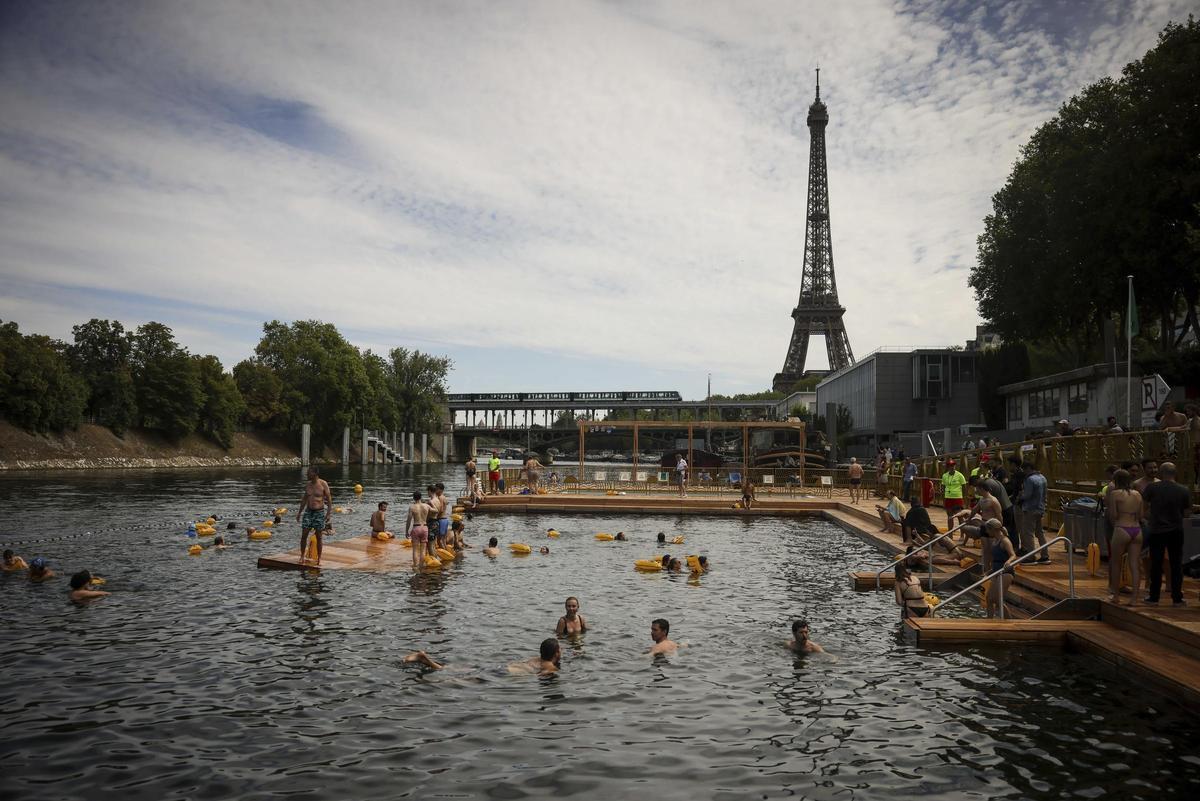 Zona de baño en el Sena frente a la torre Eiffel, este sábado en París.