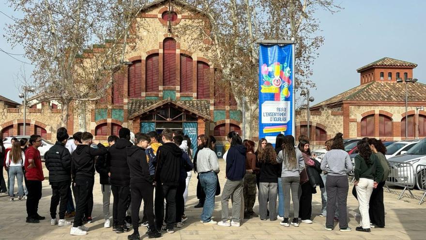 Estudiants anoiencs esperant per entrar a la Fira de l’Ensenyament, ahir a Igualada | MITI VENDRELL