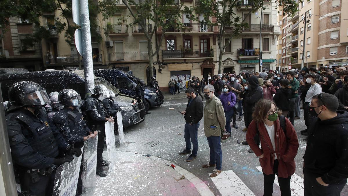 Tensión en un desahucio en el Bloc Llavors de Barcelona.