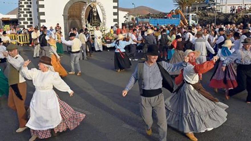 El cuerpo de baile de Los Labrantes de Arucas durante su actuación ayer en la plaza de Los Dolores.