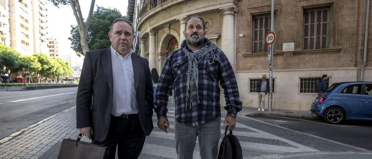 Toni Estela, a la derecha, junto a su abogado, Francisco Fernández Ochoa, cuando presentaron la denuncia en el juzgado de Palma. | B. RAMON