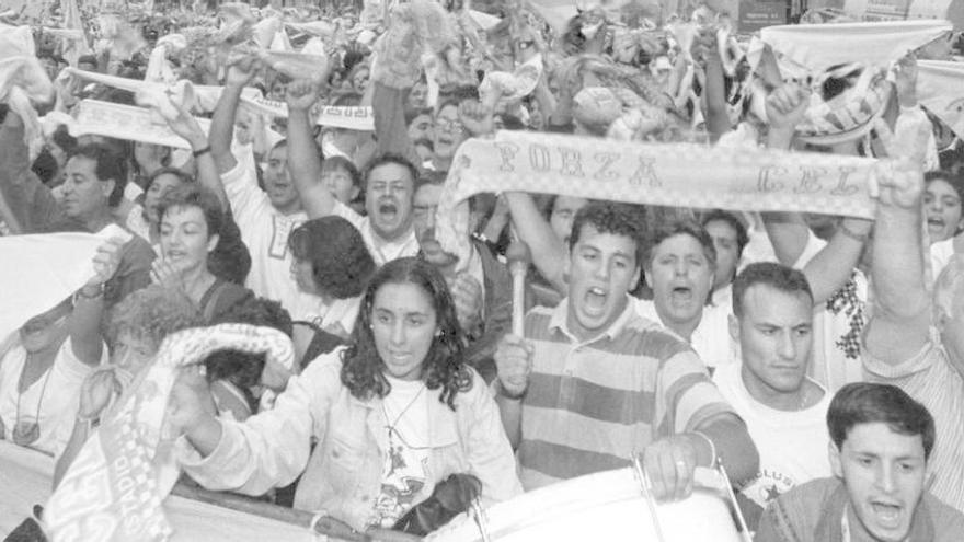 Imagen de la concentración en la Puerta del Sol de los aficionados del Celta el 3 de agosto de 1995. // De Arcos