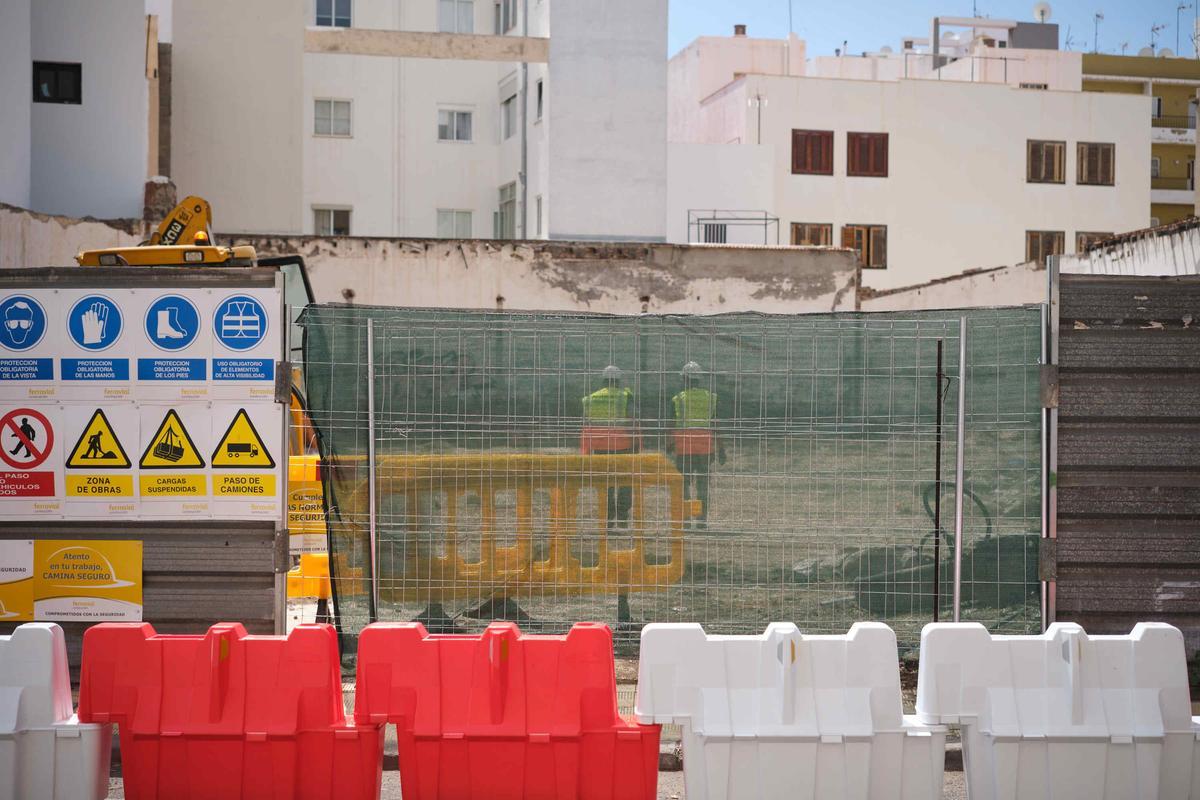 Inicio del acondicionamiento del solar que compró el Consistorio para convertirlo en un aparcamiento provisional.