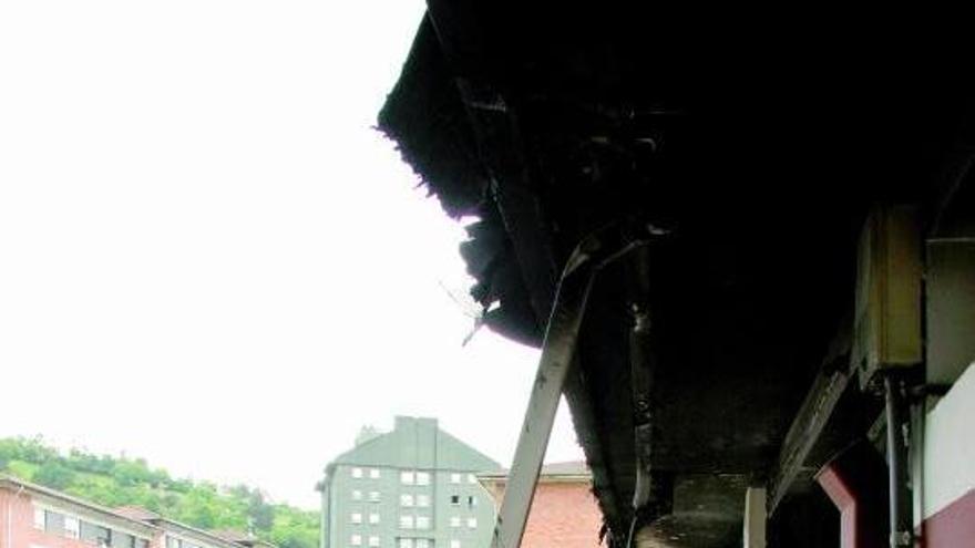 La zona de terraza de la sidrería, que quedó completamente calcinada.