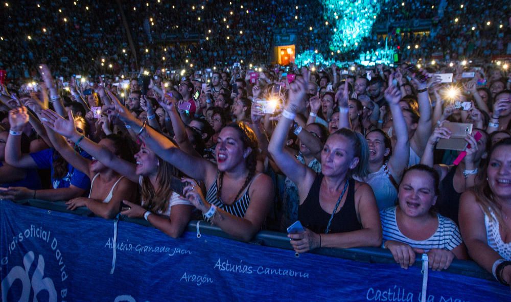 El almeriense inauguró los conciertos de verano de la provincia en una abarrotada Plaza de Toros.