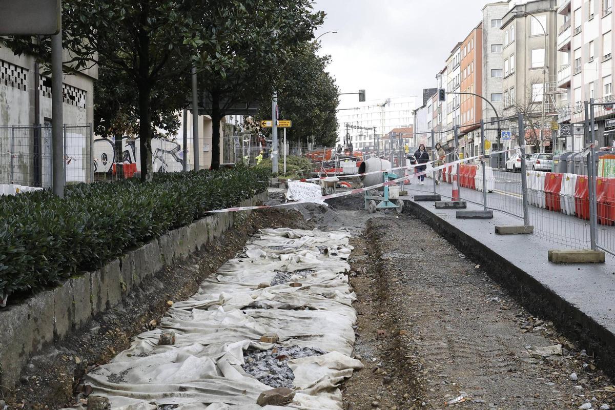 Obras na rúa Amor Ruibal dentro do proxecto Barrio Verde de Pontepedriña