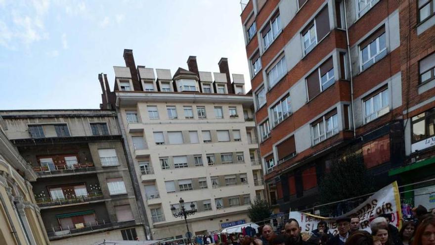 Serrano, con el megáfono, en una protesta del Conservatorio.