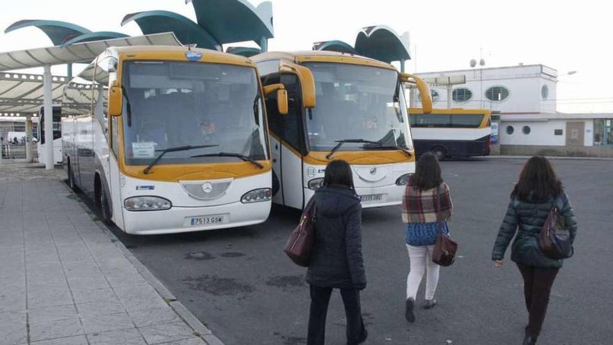 Autobuses de Monbus en la estación de Cangas. // Santos Álvarez