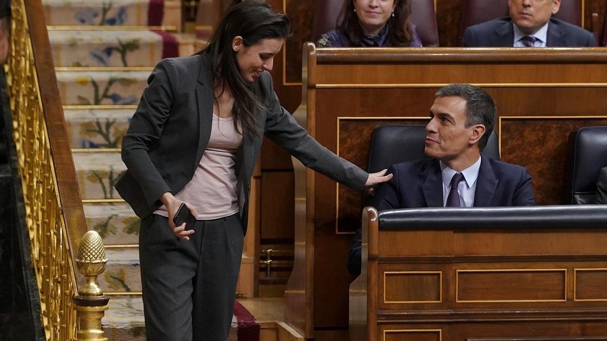 El presidente del Gobierno, Pedro Sánchez, y la portavoz de Unidos Podemos en el Congreso, Irene Montero, en el debate de los Presupuestos Generales del Estado del 2019.