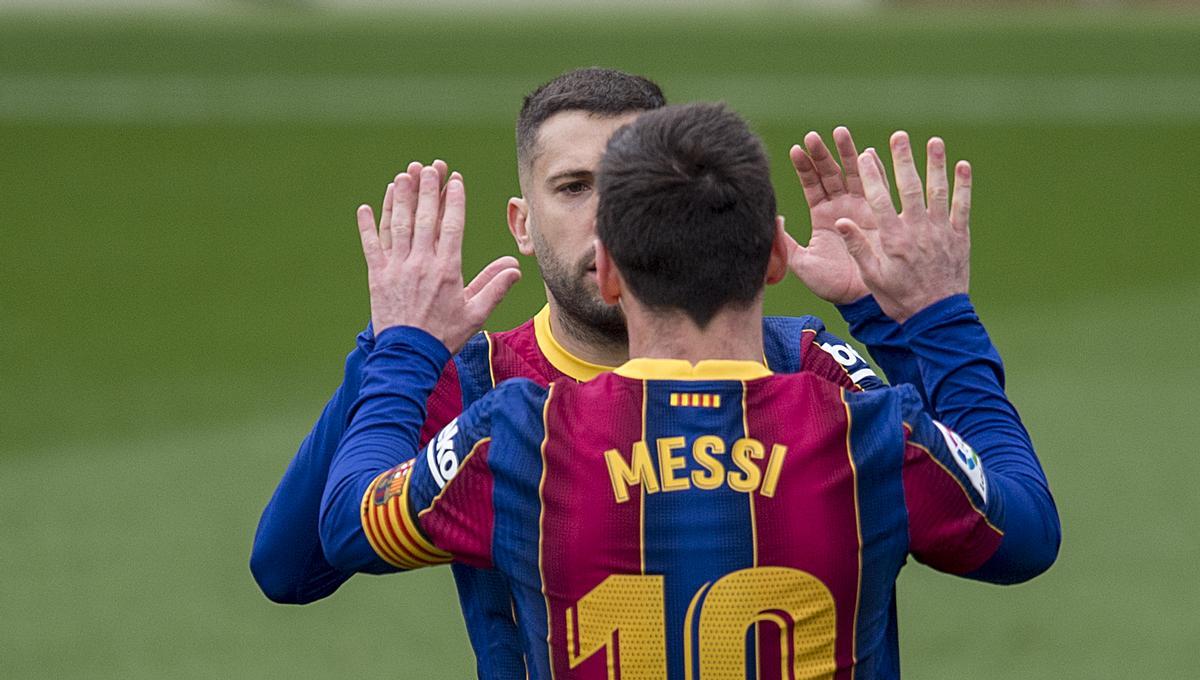 Alba felicita a Messi tras marcar este un gol en el Camp Nou.