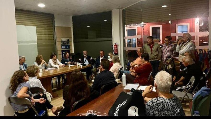 El PP de Benicàssim celebró una reunión con afiliados para explicar la ruptura del gobierno con Ciudadanos.