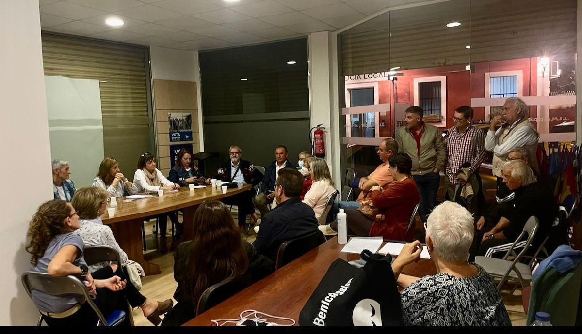 El PP de Benicàssim celebró una reunión con afiliados para explicar la ruptura del gobierno con Ciudadanos.