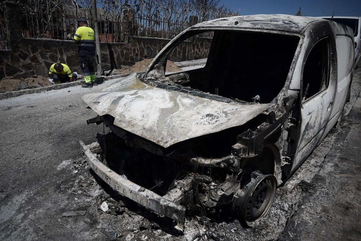 Un coche quemado en una urbanización de Navalcarnero.