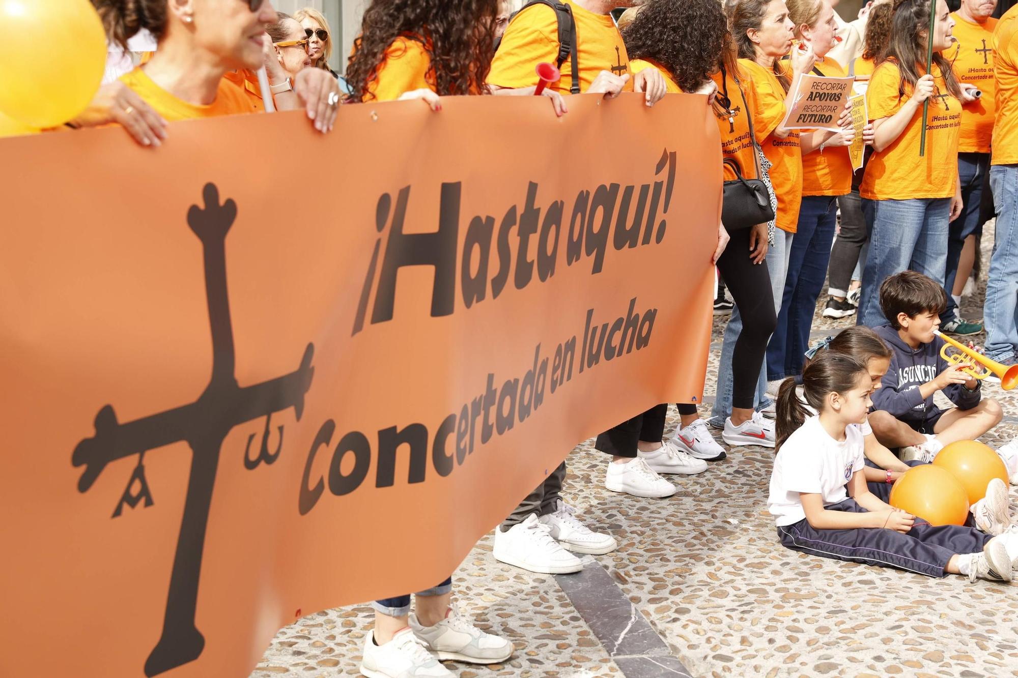Así fue la gran concentración en Gijón por la educación concertada (en imágenes)