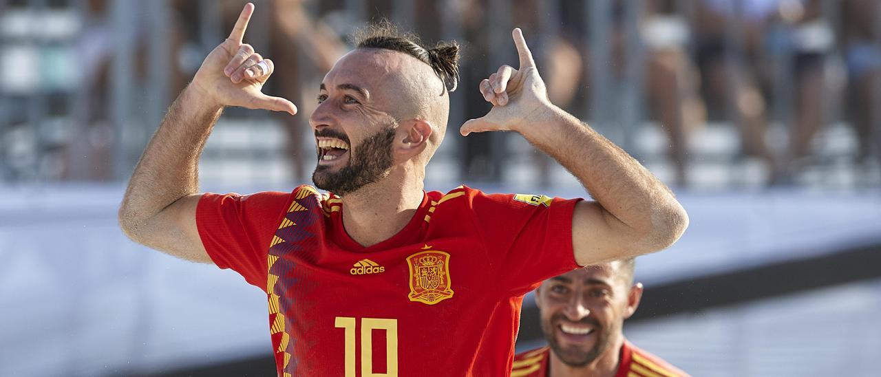 Llorenç Gómez celebra un gol con la selección española