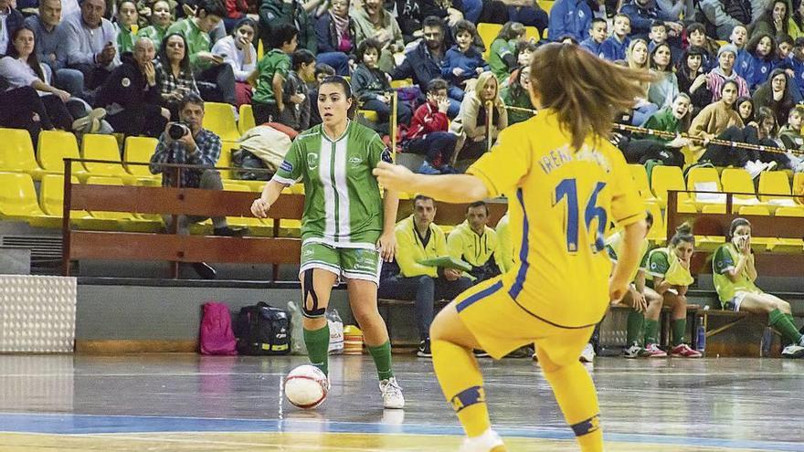 Irene Samper sale al paso de una atacante del Burgas, ayer en el pabellón de Os Remedios. // Carlos Peteiro