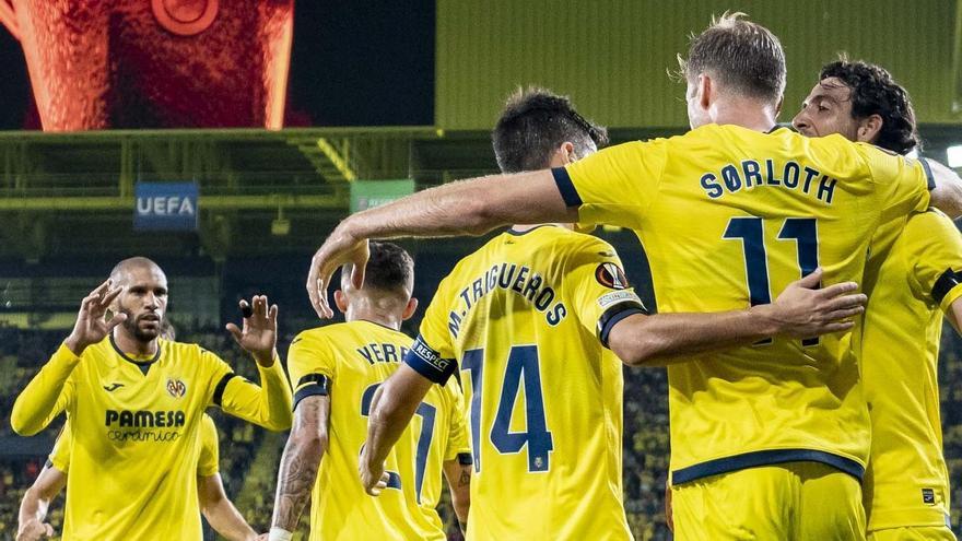 Los jugadores del Villarreal celebran el gol de Sorloth contra el Rennes.