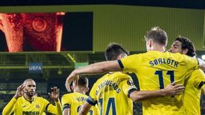 Los jugadores del Villarreal celebran el gol de Sorloth contra el Rennes.