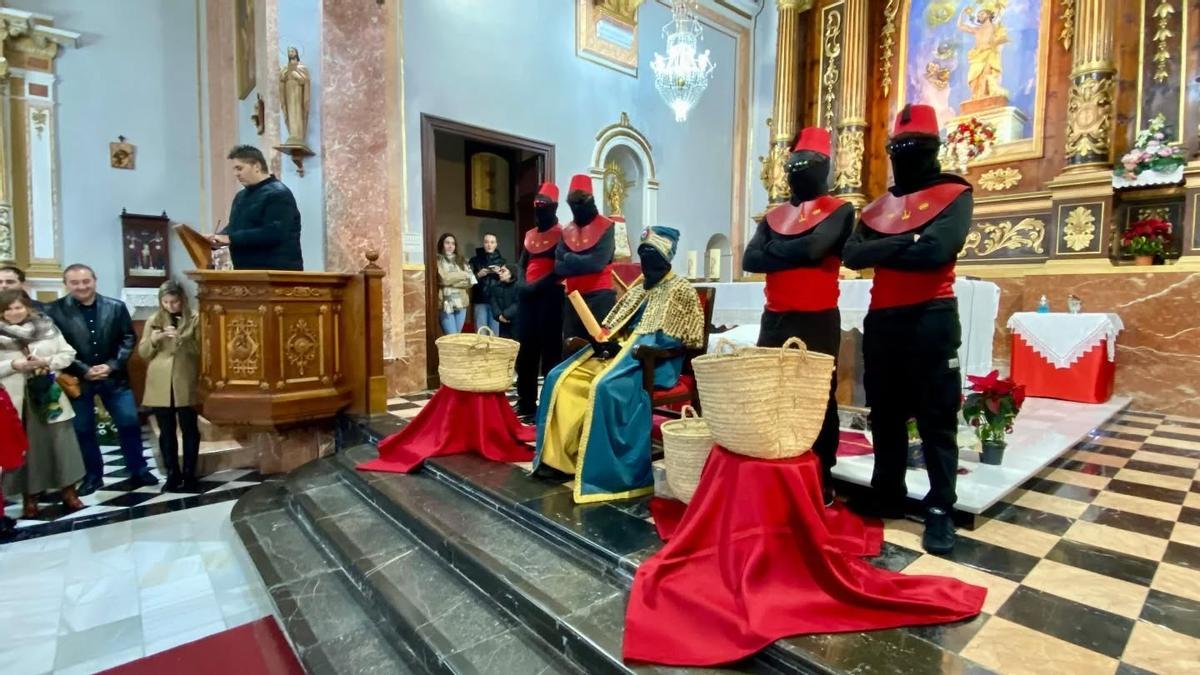 El emisario real  sus ayudantes, dentro de la iglesia de Benicolet.