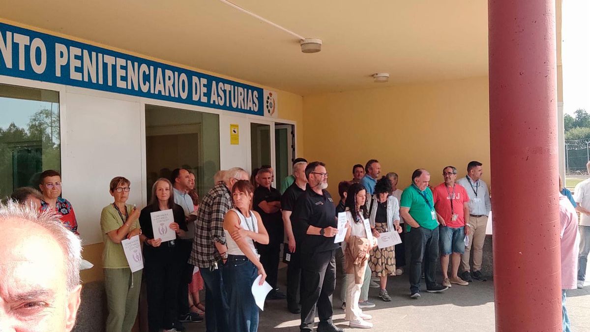 Trabajadores, ayer, concentrados en el Centro Penitenciario de Asturias.