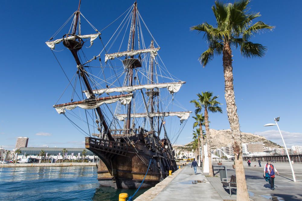 Así es la réplica del Galeón Andalucía que ha amarrado en el Puerto de Alicante