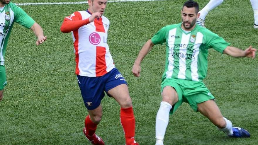 Joni pugna por un balón con un futbolista del Somozas en el duelo del domingo. // Gonzalo Núñez