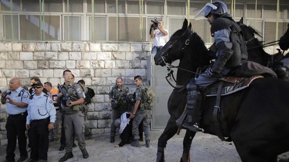 Soldados y policías israelis detienen a un palestino en Jerusalén