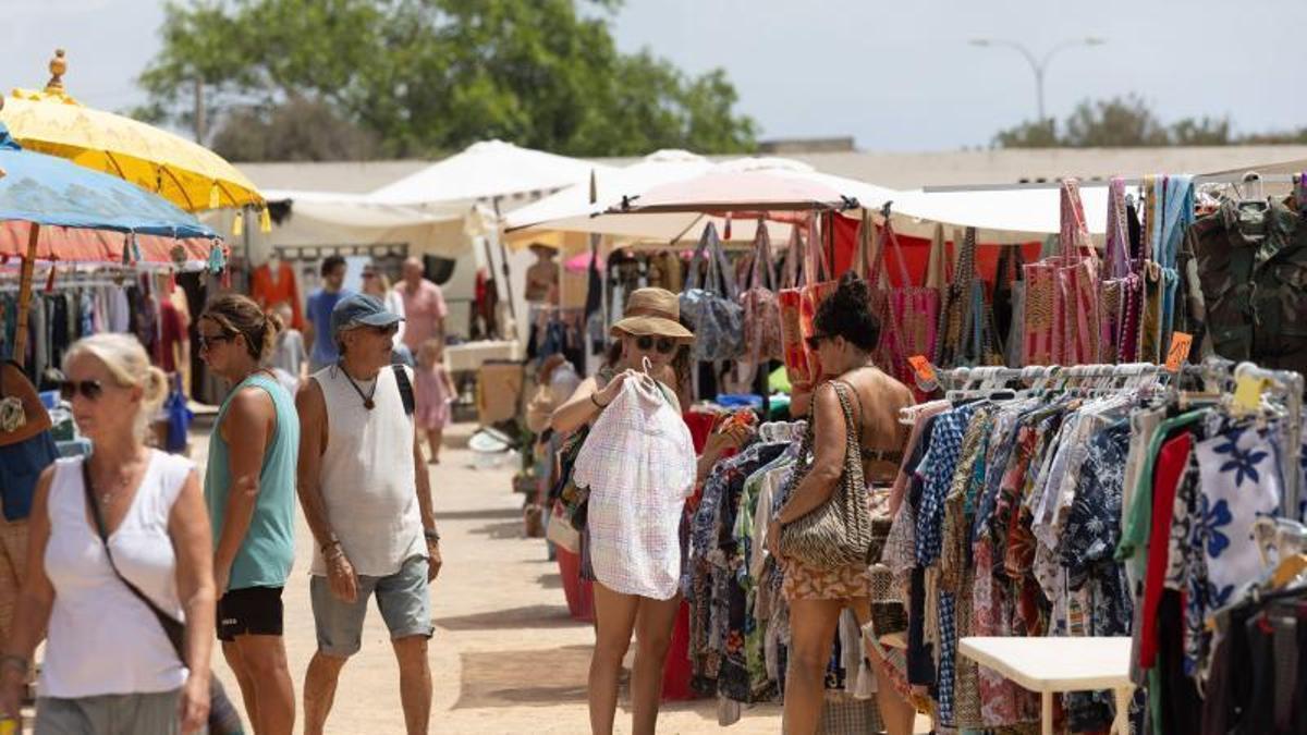 Turistas en el mercadillo de Sant Jordi .