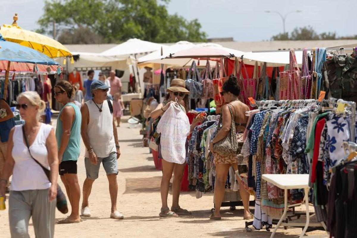El mercadillo de Sant Jordi resiste al calor del verano