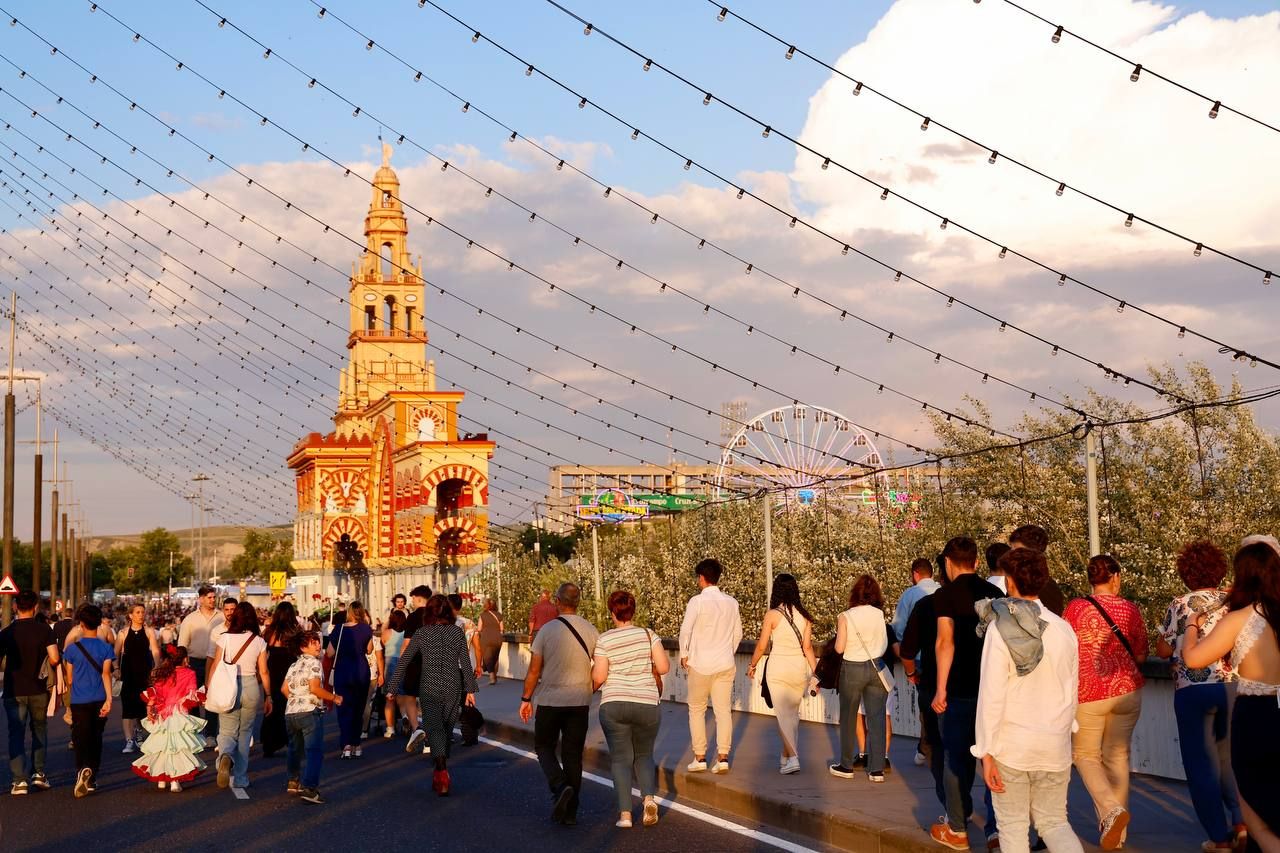 El Arenal se anima desde primera hora en el día del inicio de la Feria de Córdoba