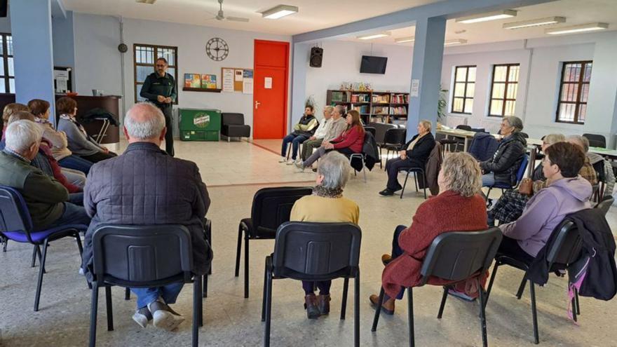 Charla de la Guardia Civil en el Centro dos Maiores de Silleda.
