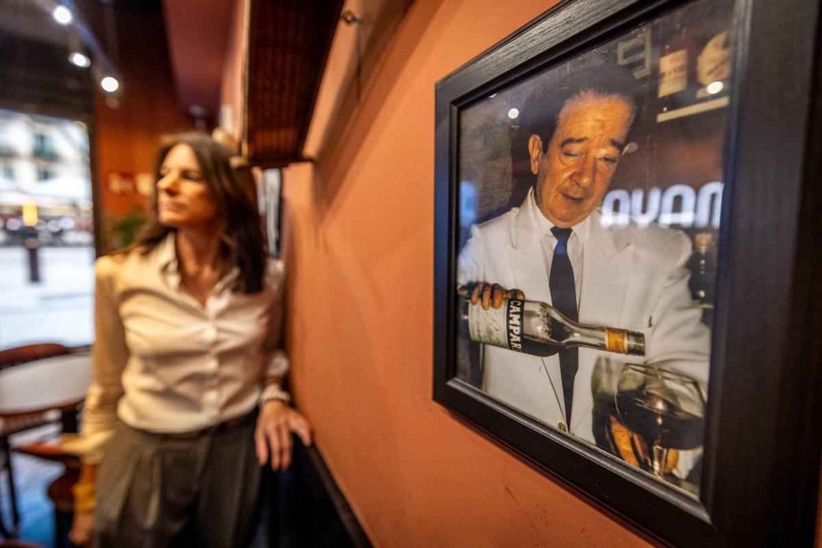 barcelona 1/10/2025 Barcelona Entrevista a Mireia,propietaria del restaurante Amaya de la Rambla,abierto hace 84 aÃ±os. - Mireia,junto a una foto de su abuelo. AUTOR: JORDI OTIX