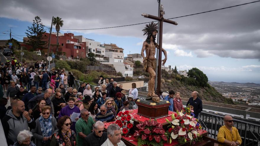 Arona saca en procesión al Cristo de la Salud para combatir la sequía