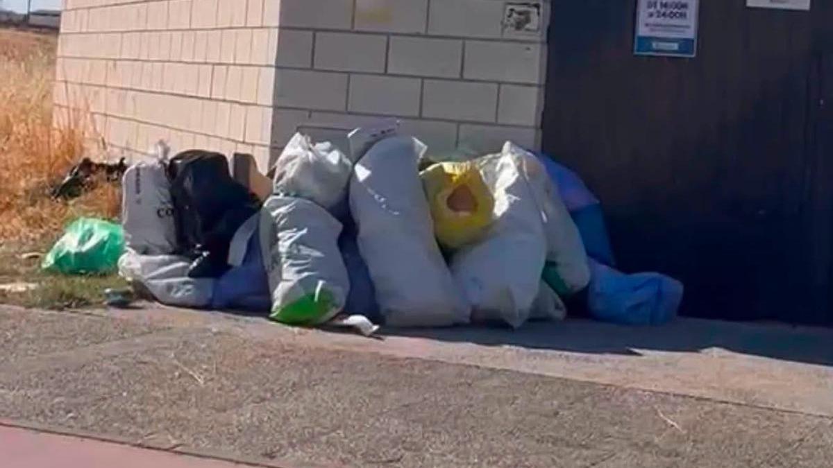 Bolsas de basura depositadas fuera de las Áreas de Emergencia de Casar de Cáceres, en una imagen difundida por la alcaldesa Marta Jordán.