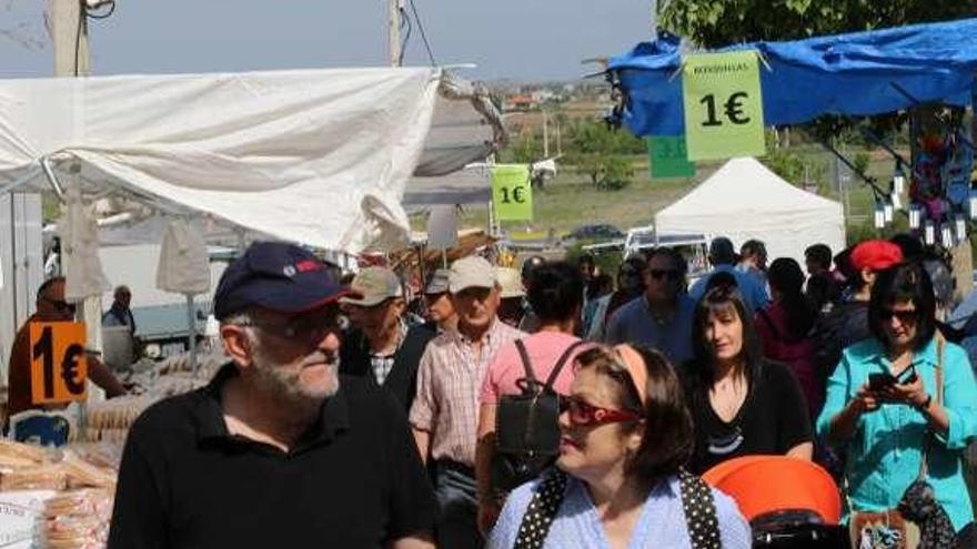 El público abarrotó los puestos instalados en la campa.