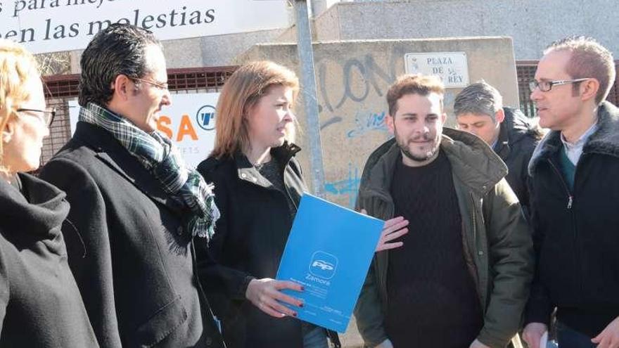 Ediles del Partido Popular frente al Banco de España.