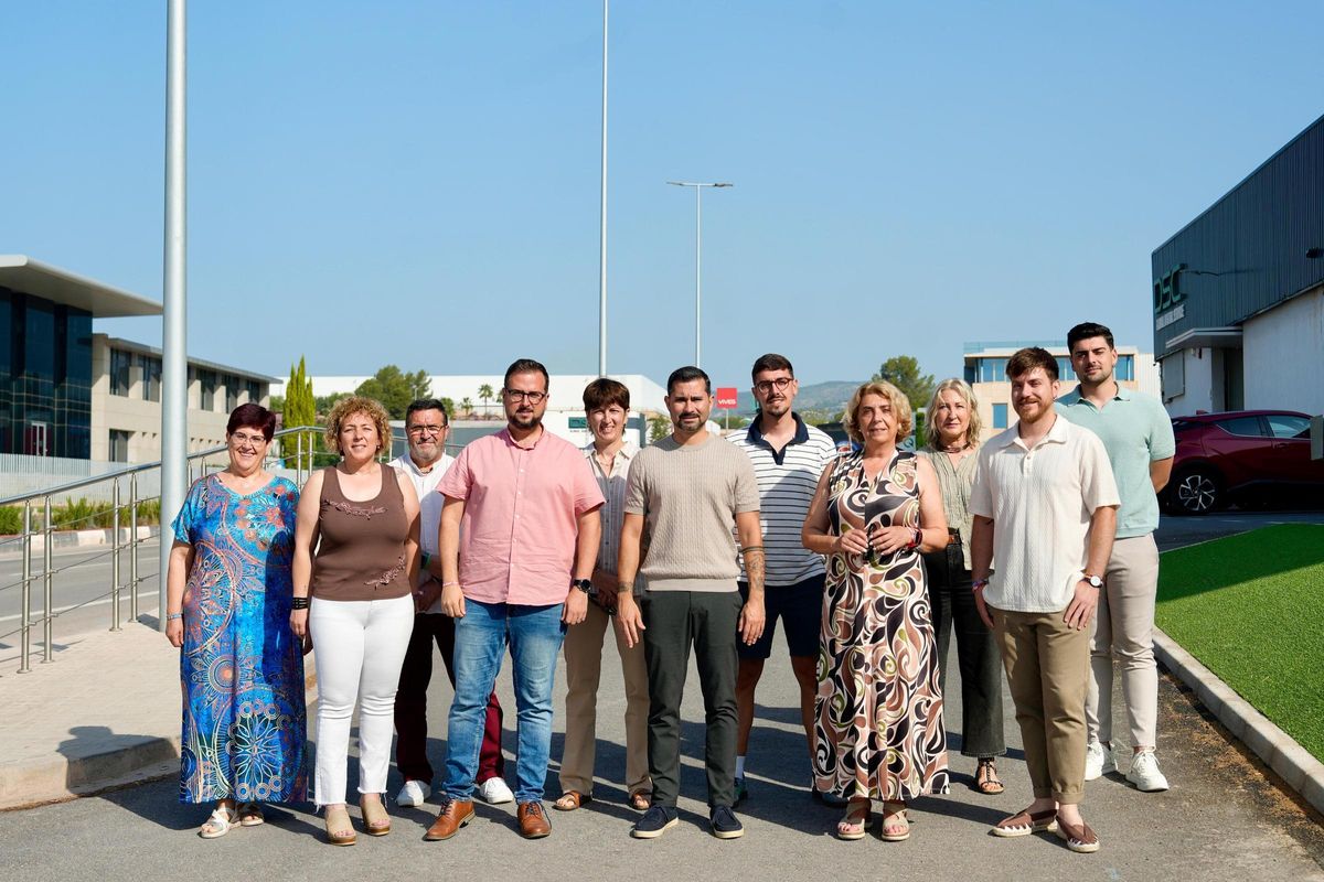 El equipo de gobierno de l'Alcora, en un polígono industrial del municipio.