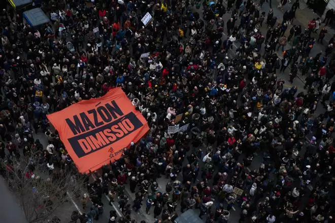 La quinta manifestación para exigir la dimisión de Mazón por la dana, en imágenes