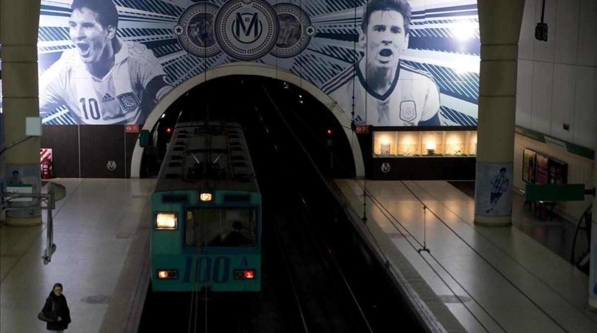 jcarmengol34497683 a woman waits for a train at a subway station decorated with160629194556