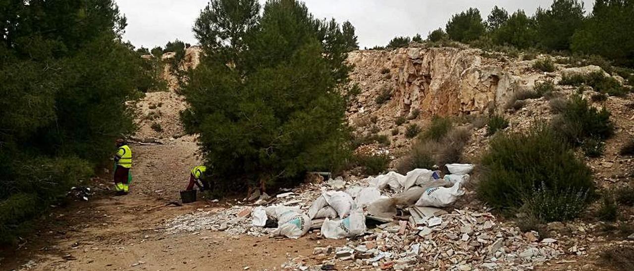 Operarios retirando basuras y escombros en zona rural. | INFORMACIÓN