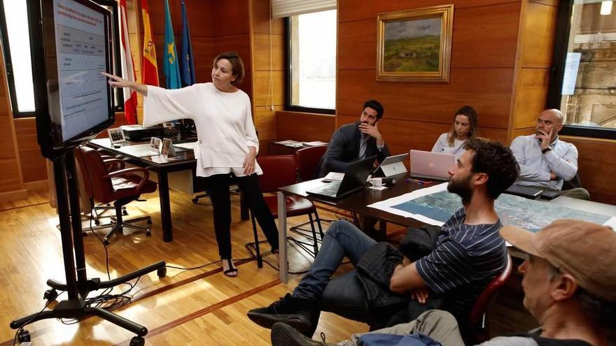 La alcaldesa Carmen Moriyón explica a los surfistas lo ocurrido estos días en San Lorenzo.