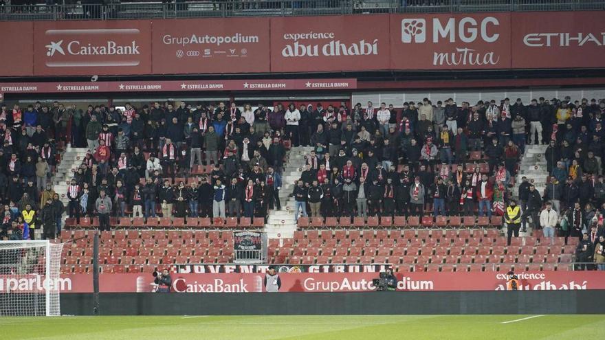 El Jovent Gironí protesta deixant el seu lloc buit