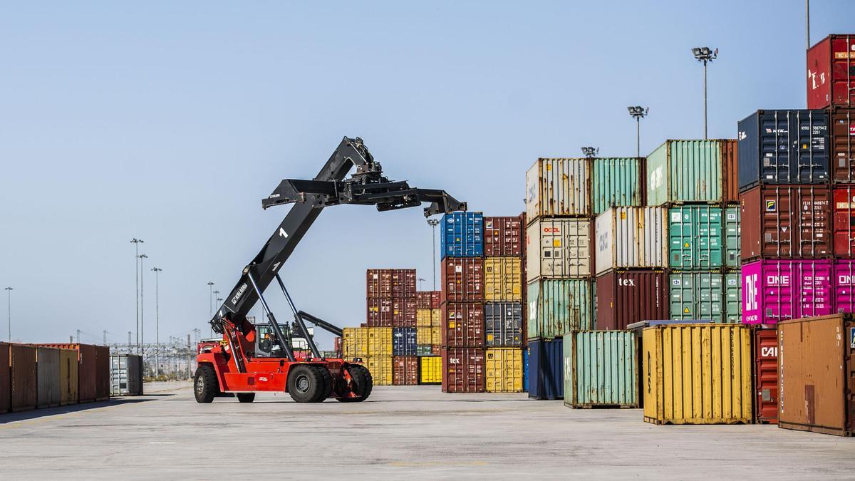 Movimiento de contenedores en la terminal ferroviaria Adif-Plaza, gestionada por el grupo naviero Cosco Shipping.