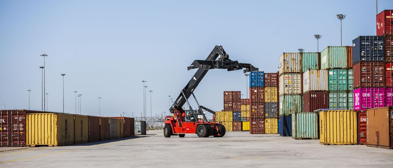 Movimiento de contenedores en la terminal ferroviaria Adif-Plaza, gestionada por el grupo naviero Cosco Shipping.